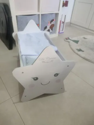 Cuna de madera con diseño de estrella