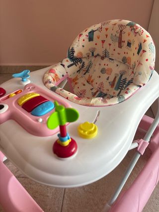 Andador bebé rosa con centro de actividades