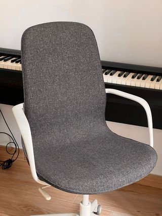 Silla de oficina gris con base blanca