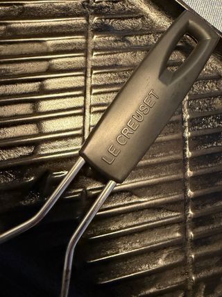 Parrilla Le Creuset Negra de hierro fundido.