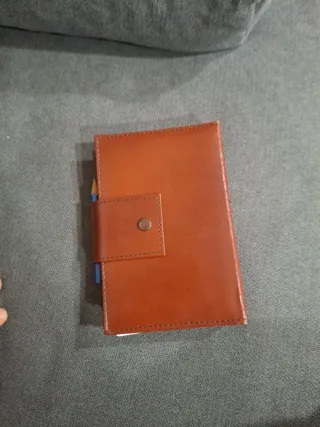 Estuche de cuero para cartas y bolígrafo