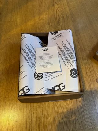 UGG Tasman II Suede Mule Bege/Castanho