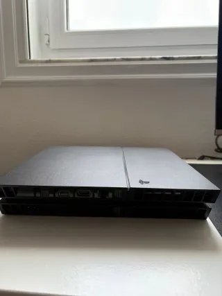 PS4 (PlayStation 4) Negra + Mando