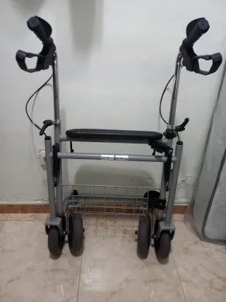 Andador con asiento y cesta