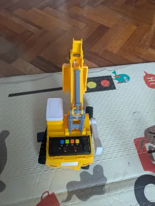 Grúa de juguete amarilla con sonido
