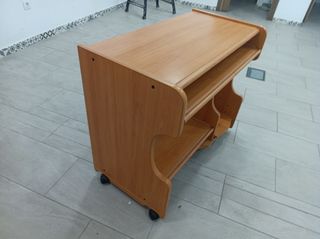 Regalo. Mesa de ordenador. Poco uso, bien conserva