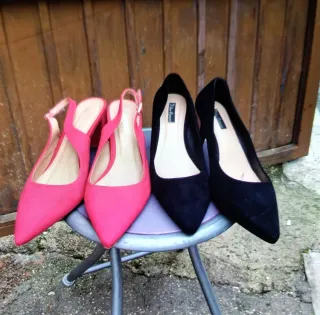 Zapatos de tacón rosa y negros