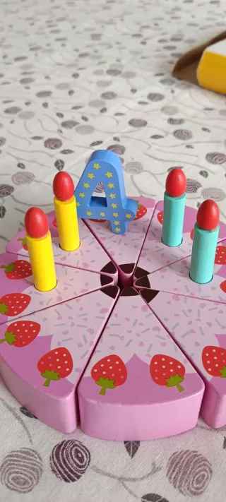Tarta de cumpleaños de madera para jugar