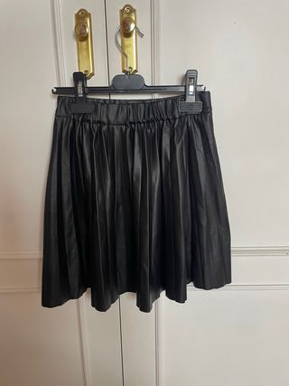 Falda negra plisada niña