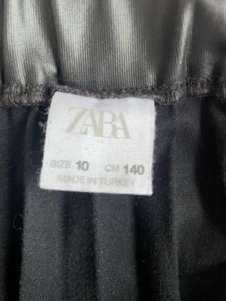 Falda negra plisada niña