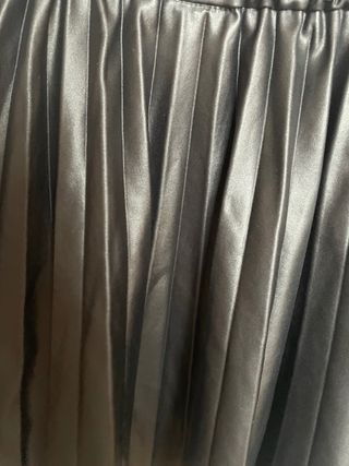 Falda negra plisada niña