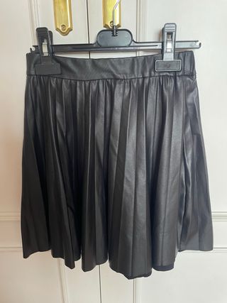 Falda negra plisada niña