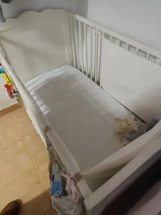 Cuna de bebé blanca