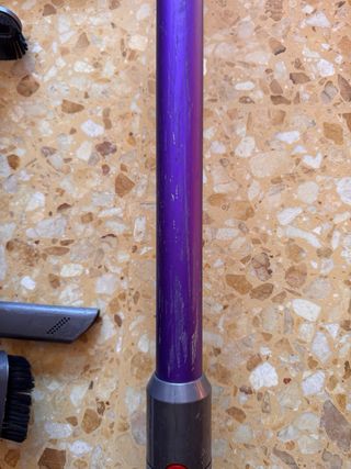 Aspiradora Dyson V10 Morada con Accesorios