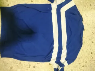 Chaleco azul y blanco con botones