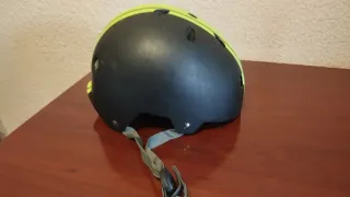 Casco Negro con Rayas Verdes (BMX, patinete,...)