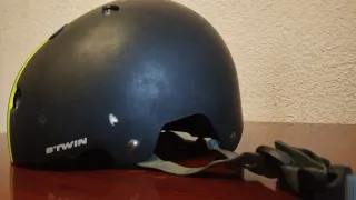 Casco Negro con Rayas Verdes (BMX, patinete,...)