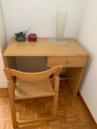 Scrivania in legno con cassetto