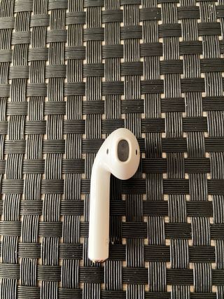 Airpods Apple A1523 ( el izquierdo no funciona)