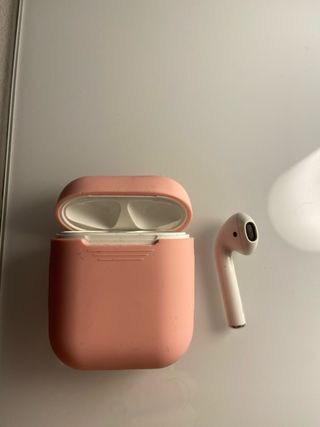 Airpods Apple A1523 ( el izquierdo no funciona)