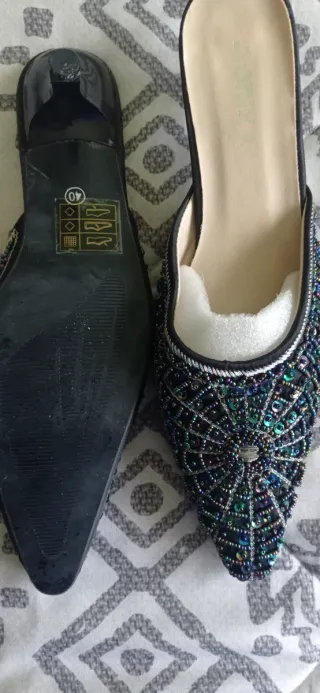 Tacones elegantes negros y dorados