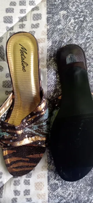 Tacones elegantes negros y dorados