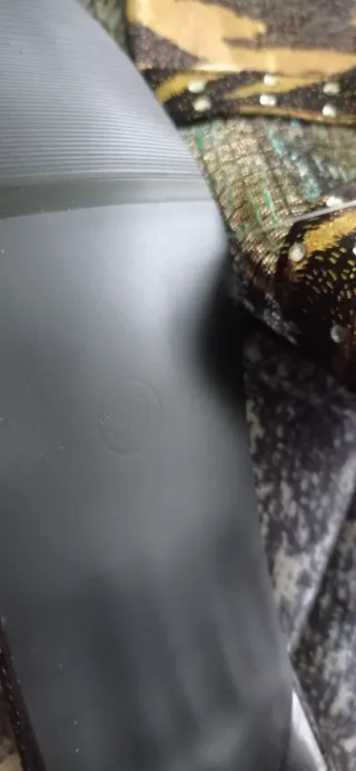 Tacones elegantes negros y dorados