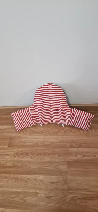 Trona IKEA blanca con bandeja y cojín