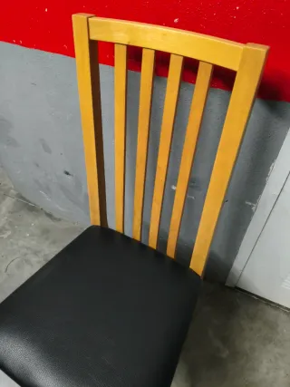 Silla de madera con asiento de polipiel