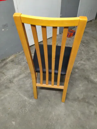 Silla de madera con asiento de polipiel