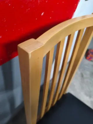 Silla de madera con asiento de polipiel