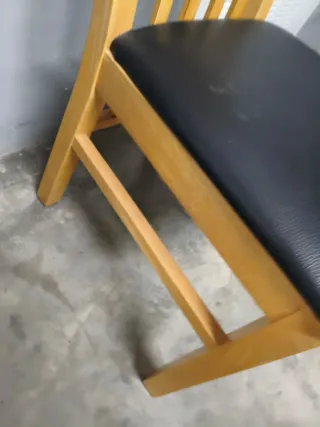 Silla de madera con asiento de polipiel