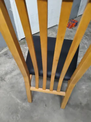 Silla de madera con asiento de polipiel