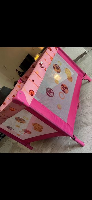 Parque infantil rosa con estampado