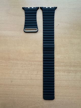 Apple Watch 44mm. Black Leather Loop M