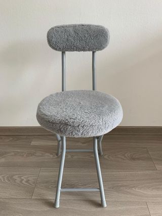 Silla plegable gris peluda