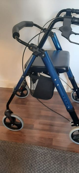 Andador azul con ruedas y frenos