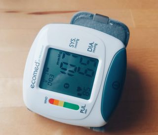 Tensiómetro de muñeca Ecomed