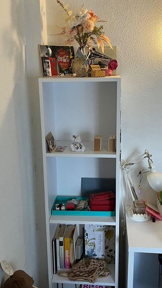 Escritorio blanco con cajoneras y estantería