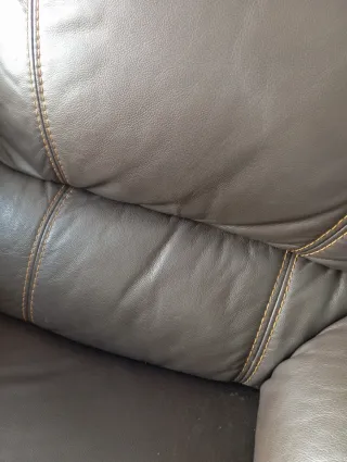 OPORTUNIDAD!!! Sofá de 3 plazas en piel marrón.