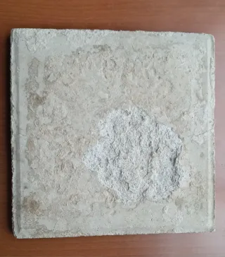 Baldosa hidráulica modernista centenaria