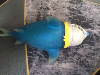 Figura de tiburón azul de goma