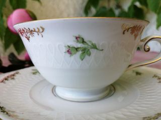 Tazza da tè con doppio piattino in porcellana