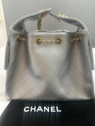 Bolso Chanel acolchado gris cadena dorada