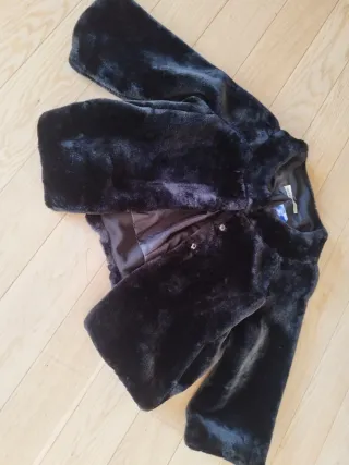 Chaquetón de pelo negro