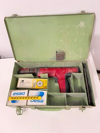 Pistola de clavos Desa con accesorios