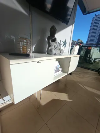 Mueble TV blanco patas metálicas