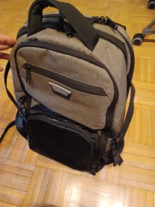 Mochila Totto escolar gris y negra