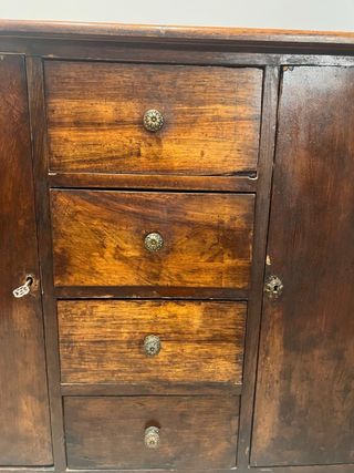 Mueble de madera antiguo