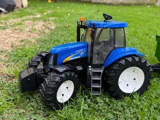 Tractor de juguete New Holland T8040 y remolque